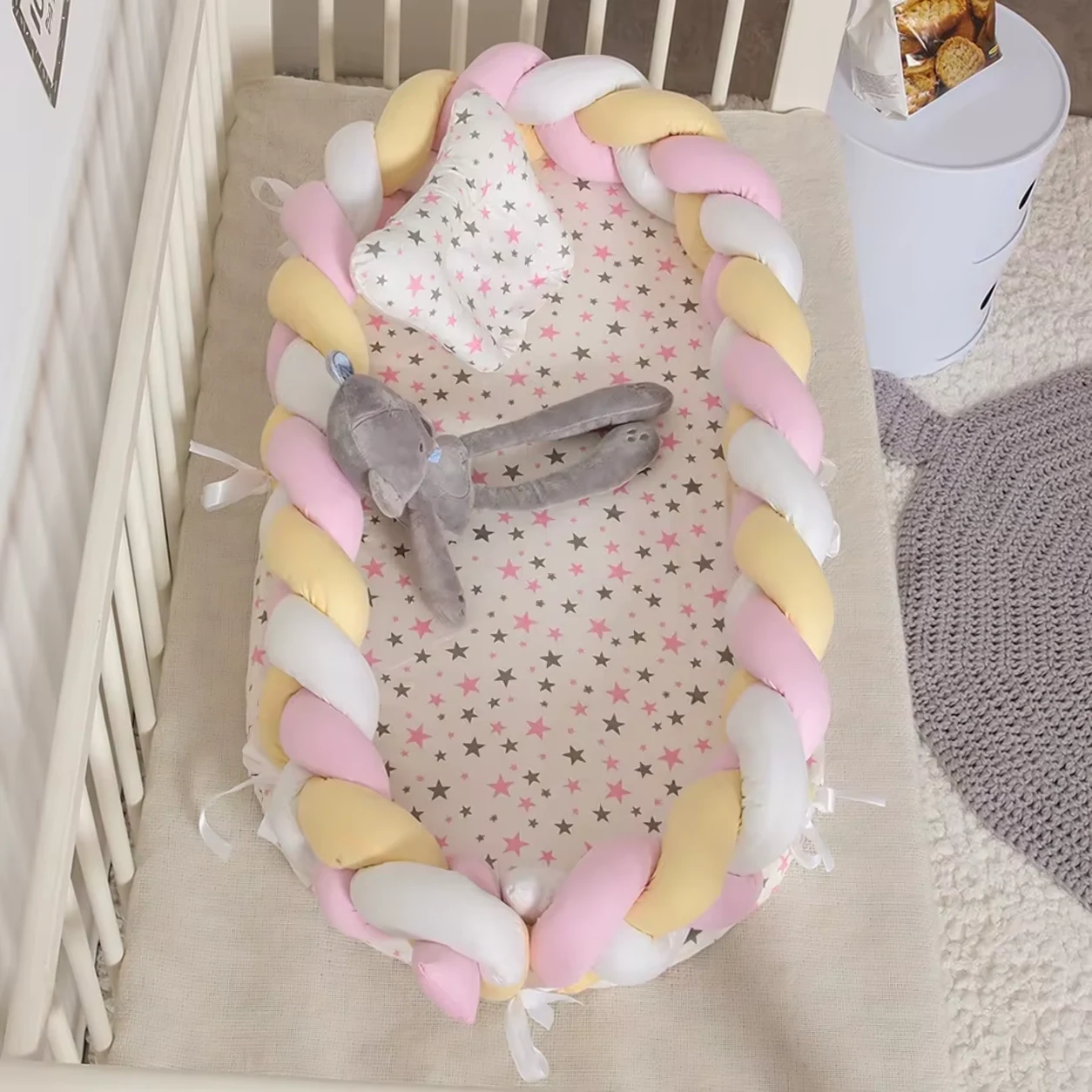 Babynest Roze-Geel - Gevlochten Babynestje met Matras en Kussen - afbeelding 1